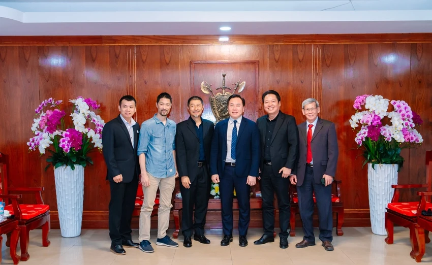 tai-tu-johnny-tri-nguyen-huan-luyen-vo-thuat-lam-phim-cho-hoc-vien-ivs (1).jpg