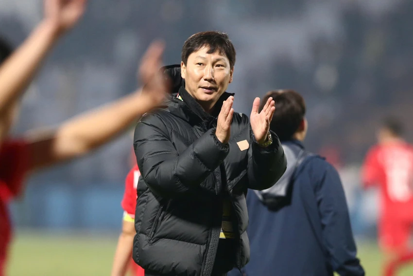 hlv-kim-sang-sik-vuot-qua-cai-bong-dan-anh-park-hang-seo (4).jpg