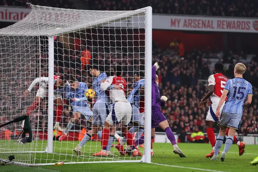 arsenal-niu-ao-liverpool-trong-cuoc-dua-vo-dich-premier-league (1).jpg