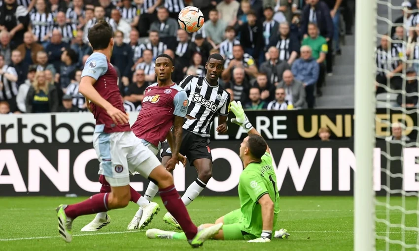 newcastle-united-va-aston-villa-nhan-cu-soc-lon (2).jpg