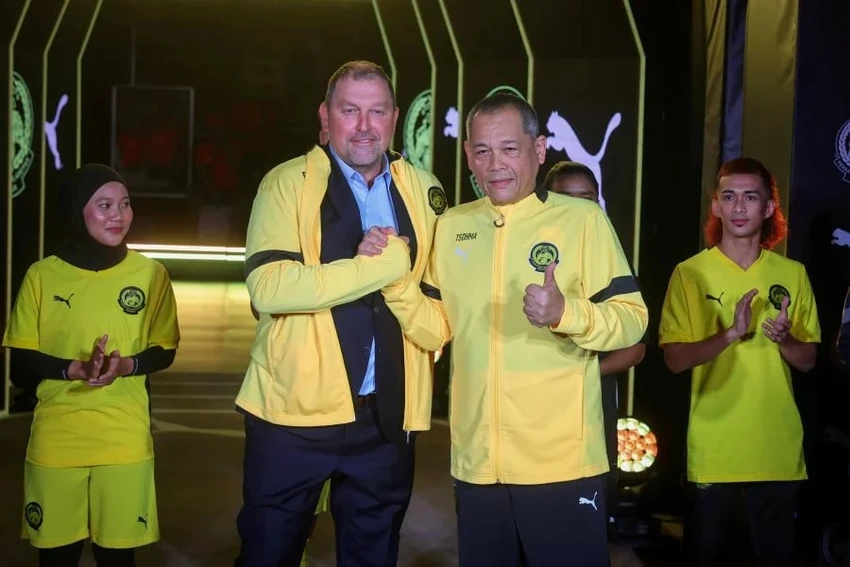 doi-tuyen-viet-nam-va-malaysia-chay-nuoc-rut-cho-asian-cup (1).jpg