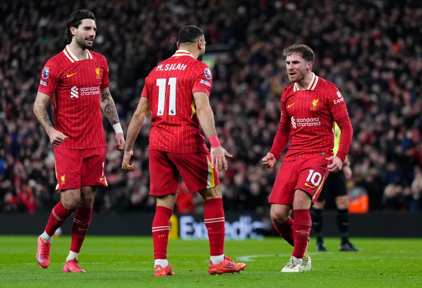 hlv-arne-slot-va-vien-canh-dang-quang-cung-liverpool (1).jpg