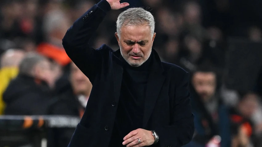 hlv-jose-mourinho-lai-bi-trung-phat-nang (2).jpg