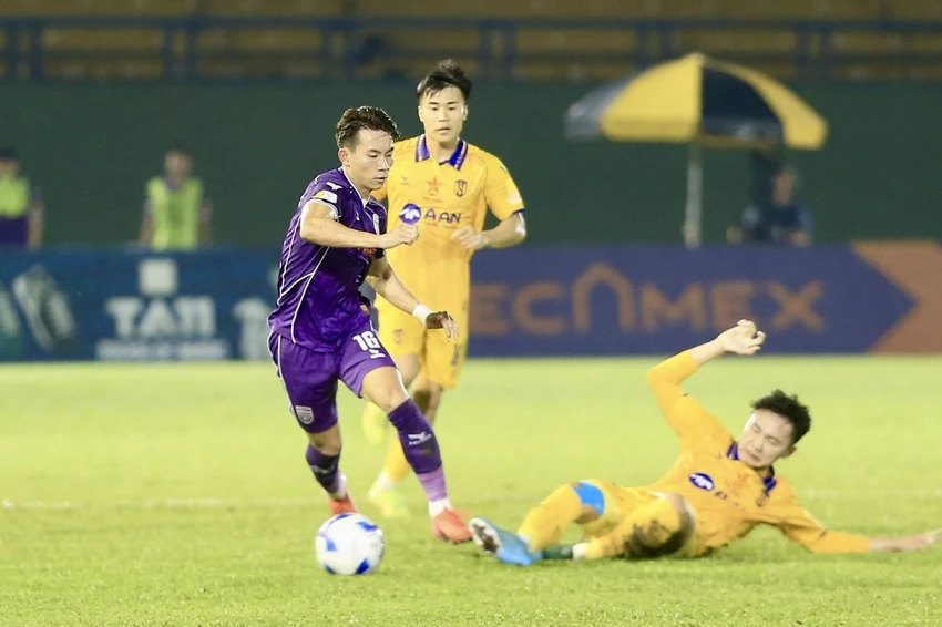 khac-nghiet-vong-15-v-league-va-man-trinh-dien-cua-qua-bong-vang (4).jpg