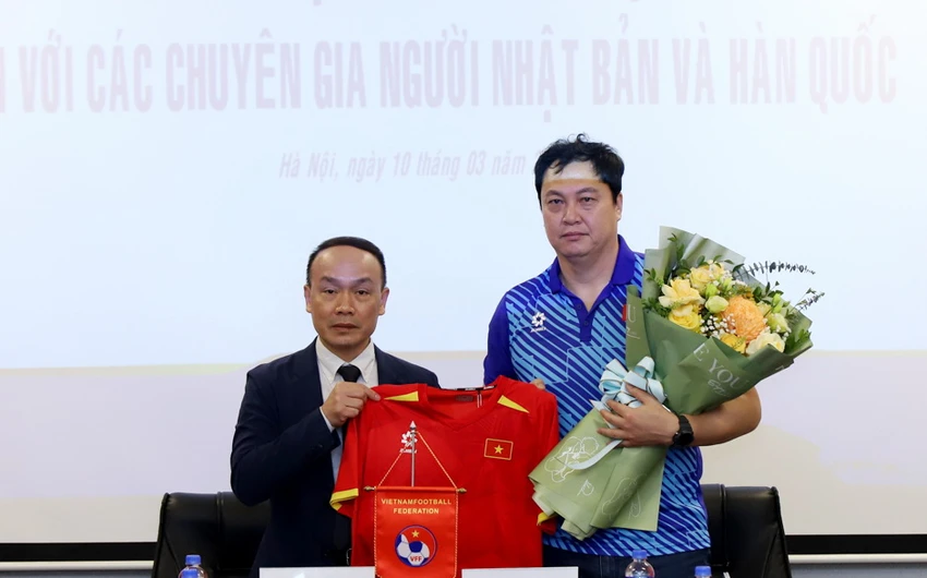 vff-tang-cuong-pho-tuong-cho-hlv-kim-sang-sik-quyet-chien-asian-cup (2).jpg
