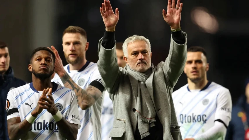 hlv-jose-mourinho-mang-trong-tai-ngao-man-khi-bo-qua-3-qua-phat-den (2).jpg