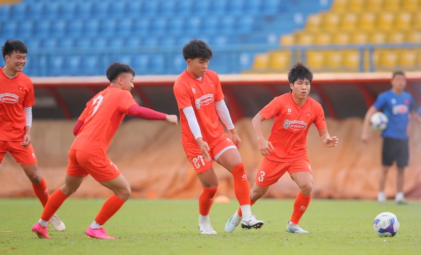 nong-hlv-kim-sang-sik-tung-doi-hinh-tre-tiep-khach-campuchia (4).jpg