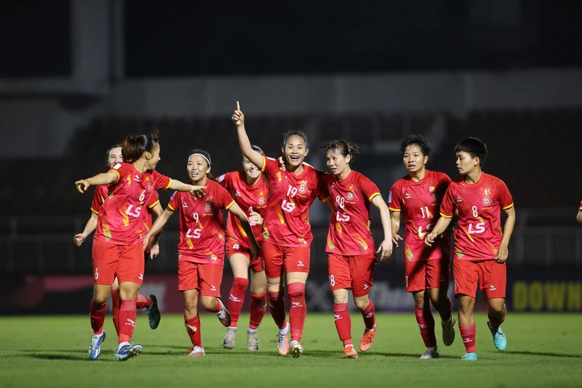 afc-ca-ngoi-cu-loi-nguoc-dong-dien-ro-cua-tuyen-nu-tp-hcm-nguoi-ham-mo-suong-run (4).jpg