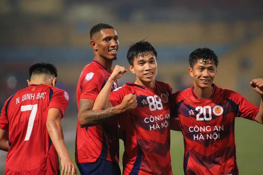 psm-makassar-e-ngai-3-ngoi-sao-cua-cong-an-ha-noi (3).png
