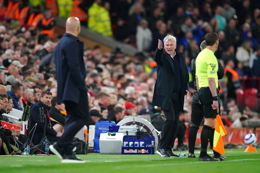 hlv-david-moyes-va-arne-slot-deu-noi-gian-voi-trong-tai (1).png