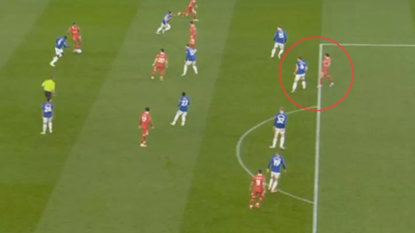 HLV David Moyes và Arne Slot đều nổi giận với trọng tài