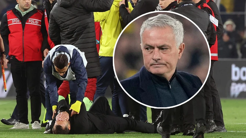 Mourinho gây sốc khi... véo mũi đồng nghiệp ở Galatasaray