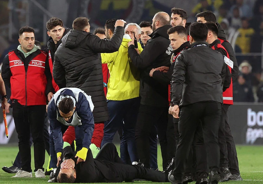 mourinho-gay-soc-khi-veo-mui-dong-nghiep-o-galatasaray (2).jpg