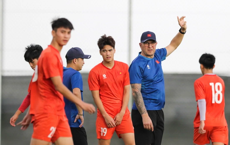doi-tuyen-u-17-viet-nam-va-chia-khoa-cam-chan-nha-vo-dich-chau-a (1).jpg