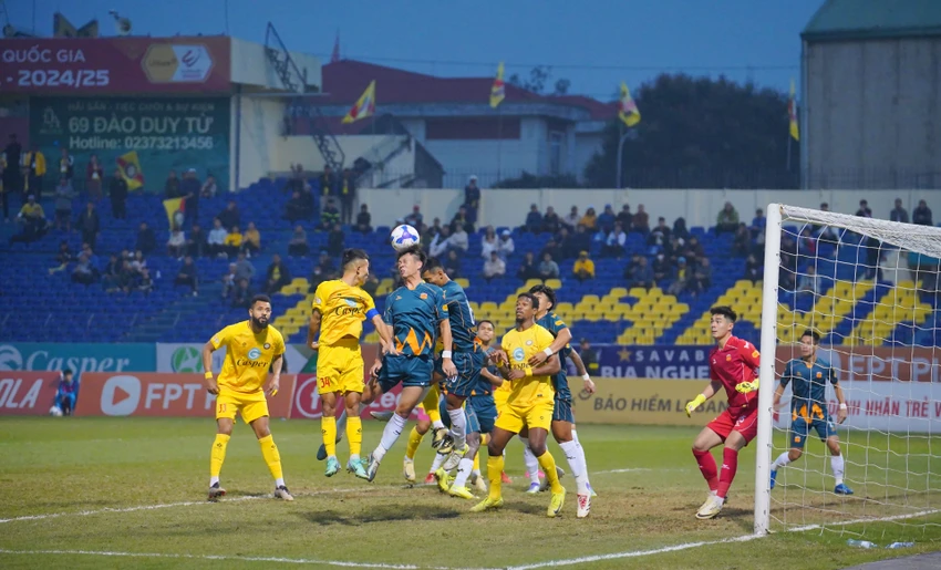khac-nghiet-duong-dua-nuoc-rut-vong-17-v-league-2024-2025 (3).jpg