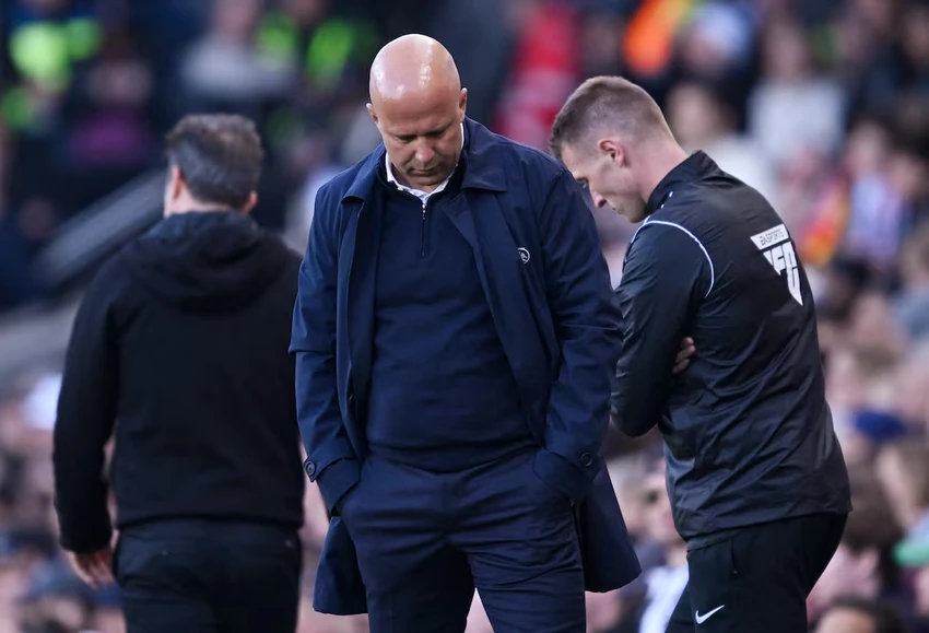 HLV Arne Slot chỉ ra điểm yếu chết người của Liverpool