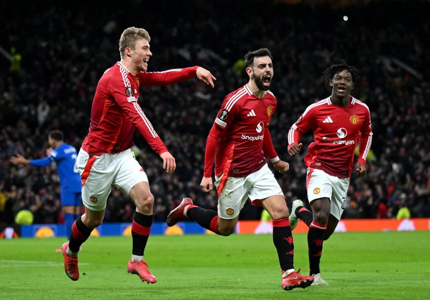 hlv-kim-sang-sik-trong-tran-cau-lich-su-voi-manchester-united (4).jpg