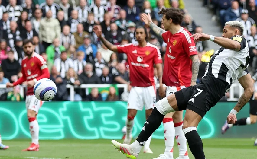 lên án toàn đội Manchester United