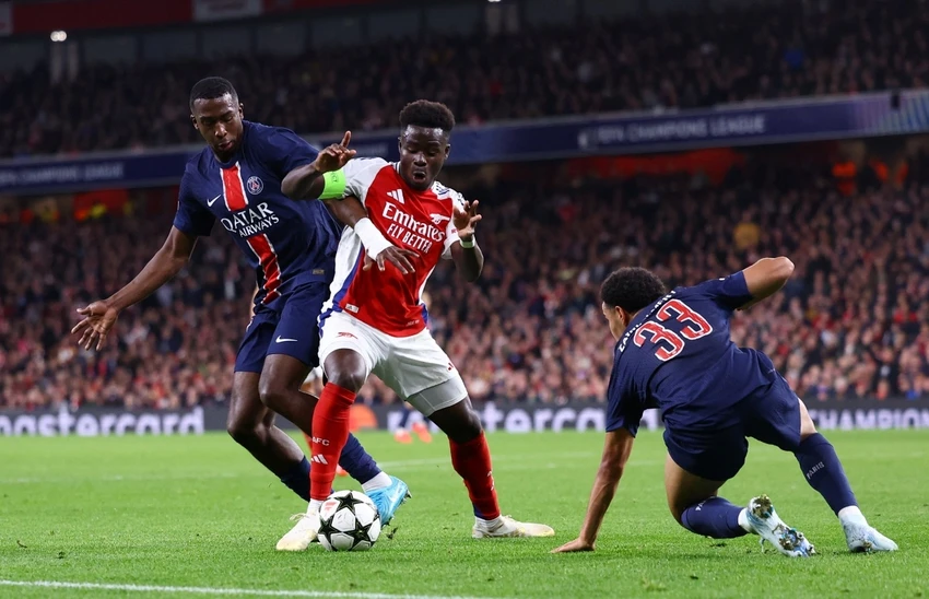 arsenal-dua-lung-vao-thanh-dia-amirates-o-dau-truong-uefa-champions-league (1).jpg