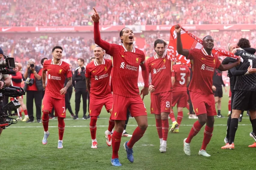 thao-chay-khoi-san-anfield-sau-khi-liverpool-vo-dich-premier-league (3).jpg