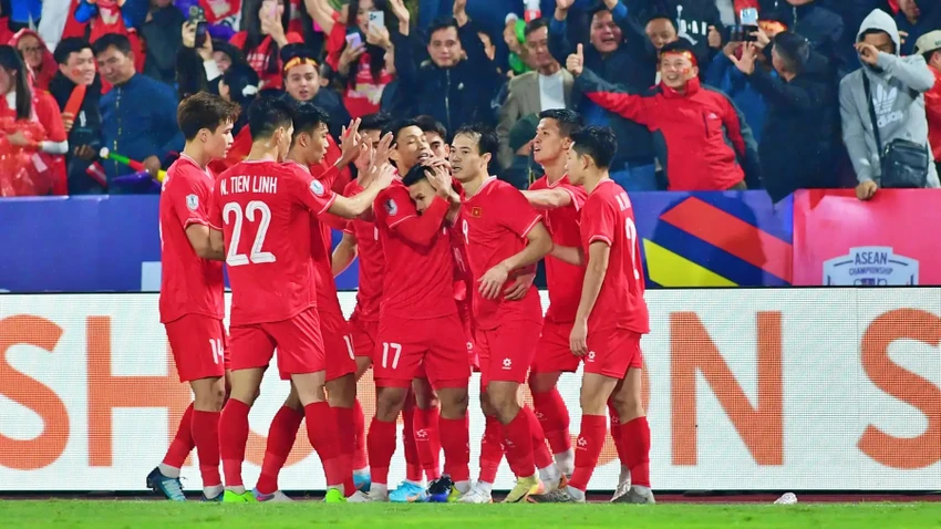 ganh-nang-qua-lon-cua-hlv-kim-sang-sik-truoc-tran-quyet-dau-malaysia (2).jpg