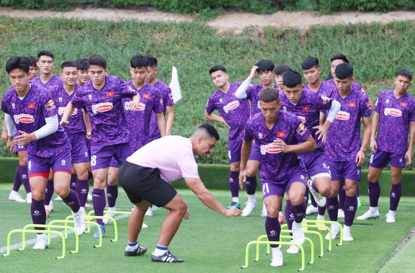 bat-ngo-nguyen-filip-cong-phuong-tro-lai-tuyen-viet-nam (4).jpg