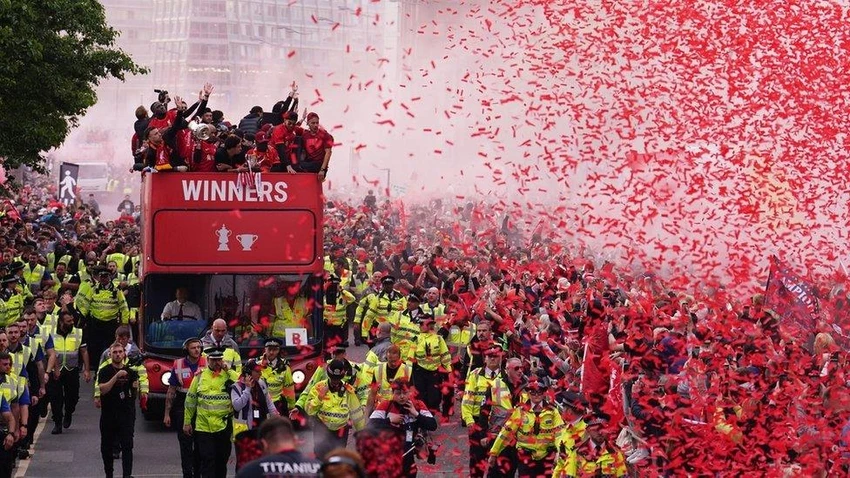 am-anh-kinh-hoang-le-mung-liverpool-vo-dich-premier-league (2).jpg