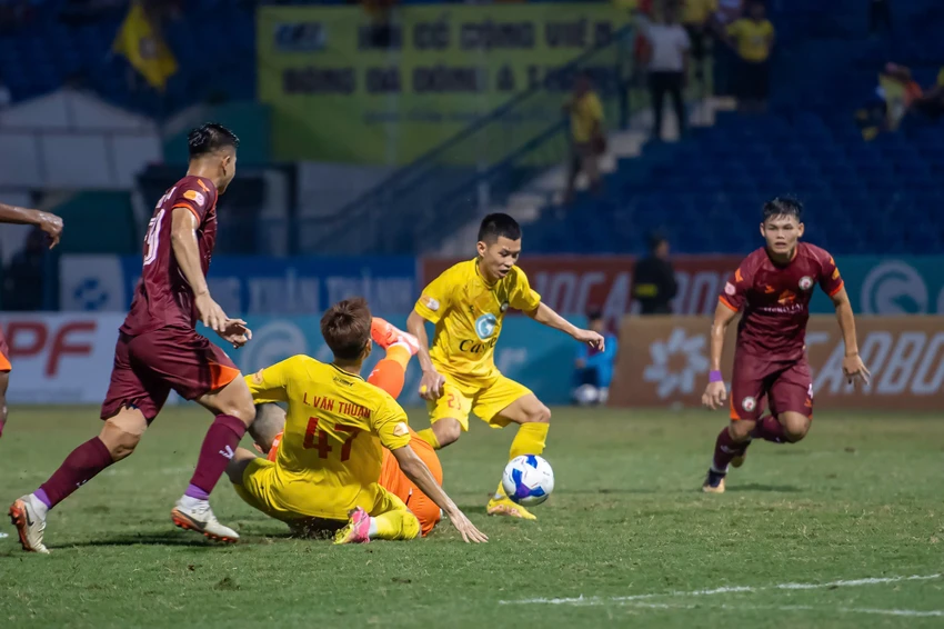 lat-leo-den-gio-chot-o-cuoc-dua-vo-dich-va-rot-hang-v-league-2024-2025 (1).jpg