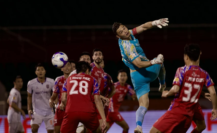 trong-tai-nhat-ban-cam-coi-2-tran-cau-nong-o-vong-25-v-league (1).jpg