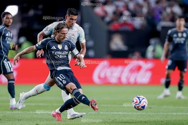chia-tay-real-sau-13-nam-modric-mac-ao-so-14-o-ac-milan (2).jpg