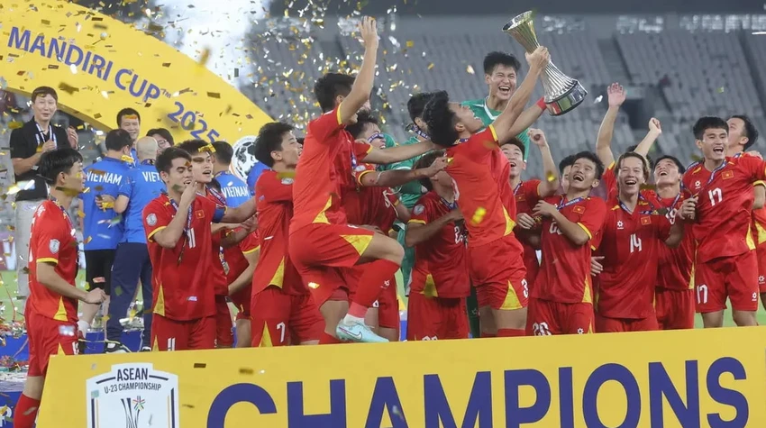 bao-han-quoc-len-tieng-ve-chien-cong-cua-hlv-kim-sang-sik (3).jpg