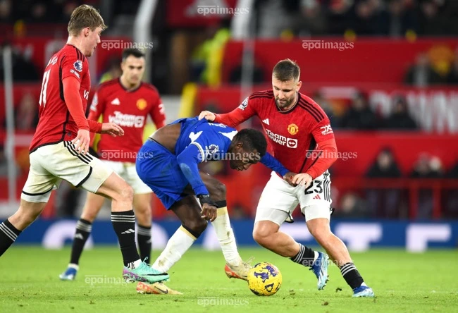 bat-mi-tieu-cuc-trong-phong-thay-do-cua-clb-man-united (3).jpg