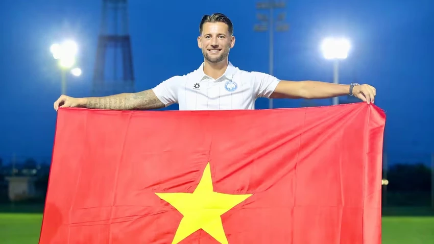 bom-tan-trong-doi-hinh-nha-duong-kim-vo-dich-viet-nam (1).jpg