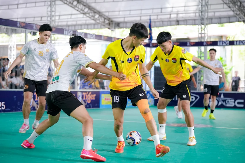 bat-ngo-nhung-ngay-hoi-bong-da-duong-pho-cuong-nhiet-tro-lai(10).JPG