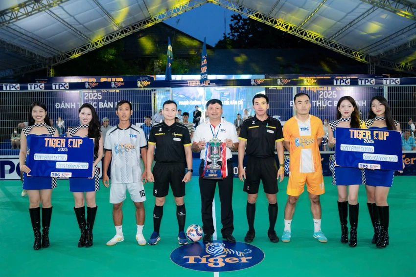 bat-ngo-nhung-ngay-hoi-bong-da-duong-pho-cuong-nhiet-tro-lai(19).jpg