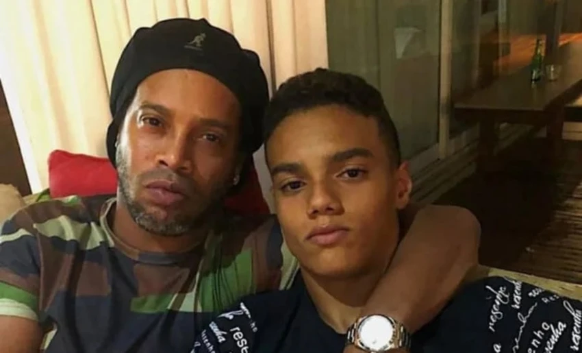 con trai Ronaldinho