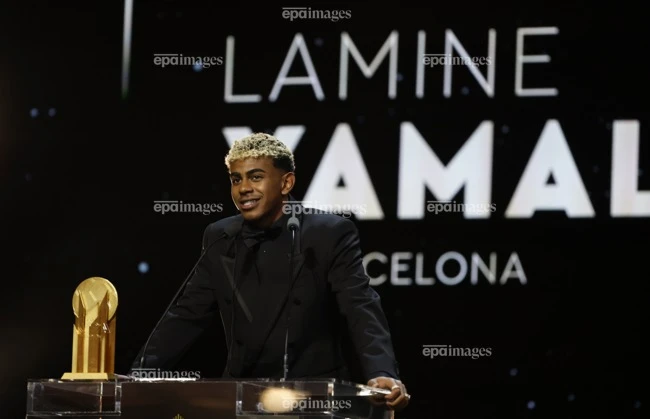 dembele-danh-bai-yamal-de-gianh-qua-bong-vang (4).jpg