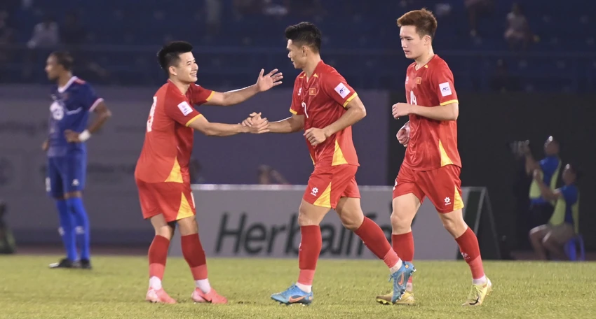 doi-tuyen-viet-nam-vua-canh-tranh-voi-malaysia-vua-cho-fifa (2).jpg