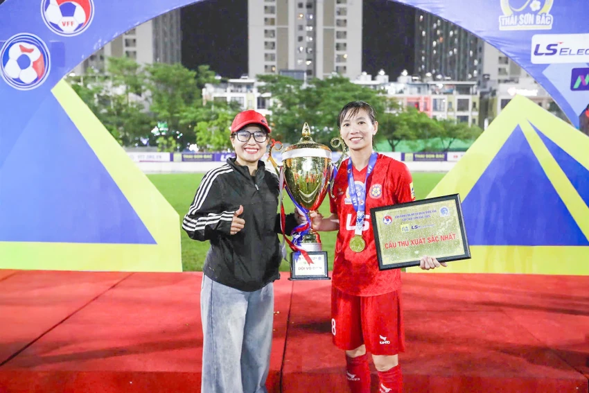 nu-tuyen-thu-thuy-trang-dung-day-manh-me-sau-cu-soc (6).jpg