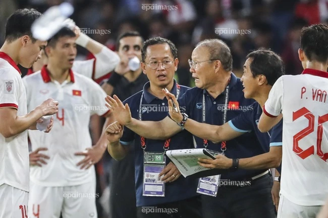 bong-da-indonesia-tra-luong-cho-hlv-kluivert-cao-gap-3-lan-ong-park-hang-seo (2).jpg