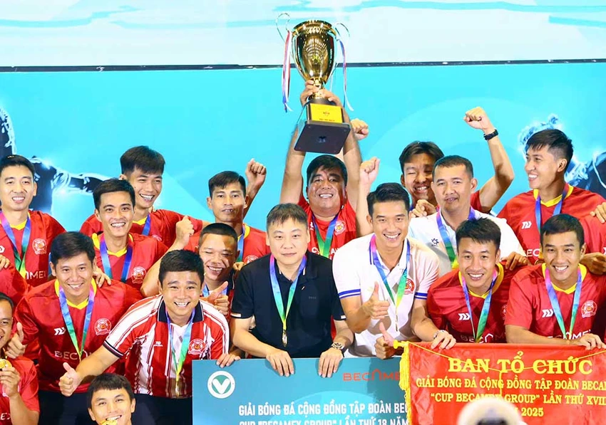 doi-cong-an-tp-hcm-len-ngoi-giai-bong-da-quy-mo-nhat-viet-nam (4).jpg