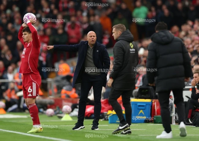 hlv-arne-slot-phe-phan-loi-choi-mu-yeu-kem-sau-that-bai-cay-dang-cua-liverpool (2).jpg