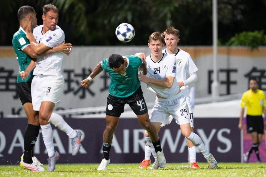 doi-bong-den-tu-uc-macarthur-fc-de-chung-ngoai-binh-cua-clb-cong-an-ha-noi (3).jpg