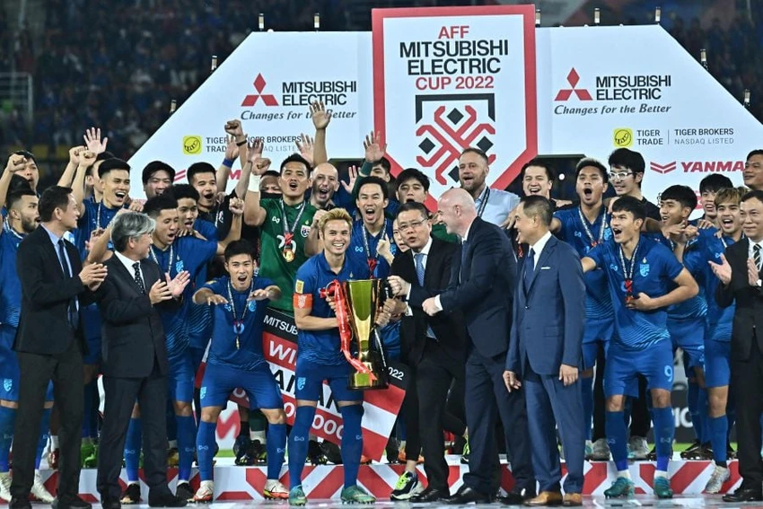 1-ngay-sau-khi-sa-thai-hlv-bong-da-thai-lan-co-thay-moi (5).jpg