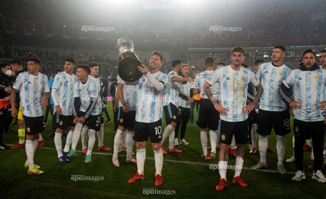 messi-dap-tra-sau-cay-loi-mia-mai-cua-ronaldo (2).jpg