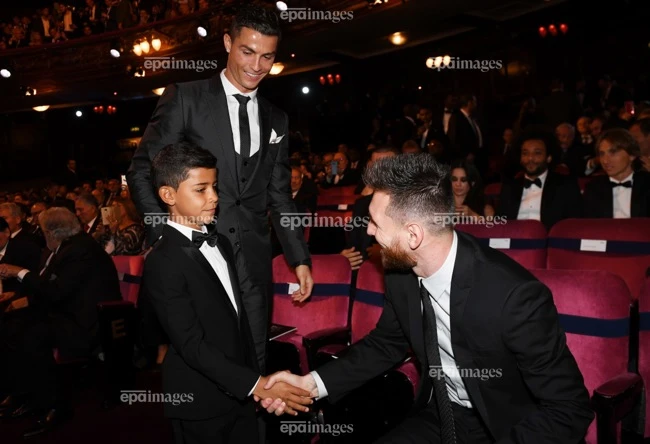 ronaldo-lai-canh-tranh-quyet-liet-voi-messi (7).jpg