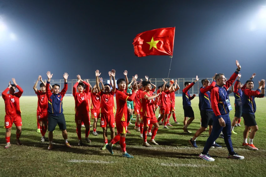 ky-luc-dien-ro-cua-bong-da-tre-viet-nam-chi-sau-trung-quoc (3).jpg