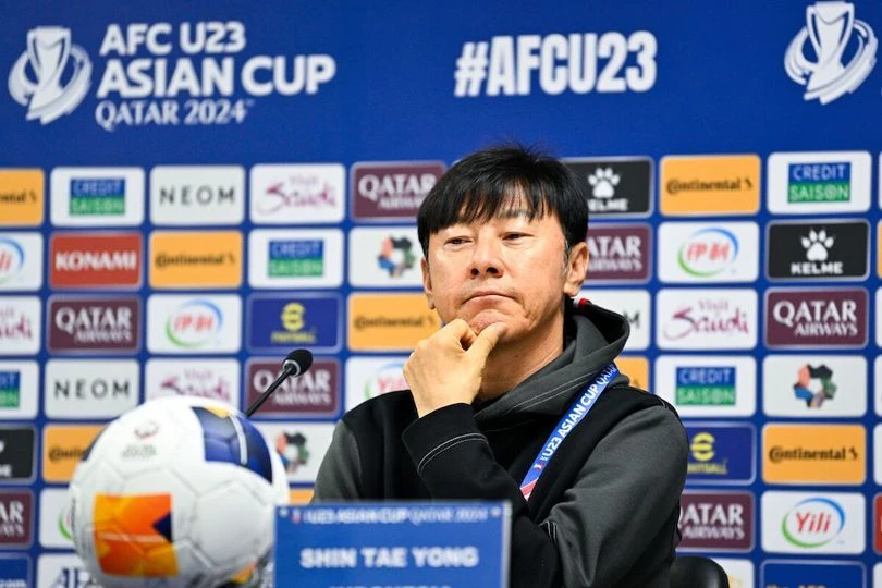 soc-hlv-shin-tae-yong-bi-cao-buoc-tat-vao-mat-cau-thu (3).jpg