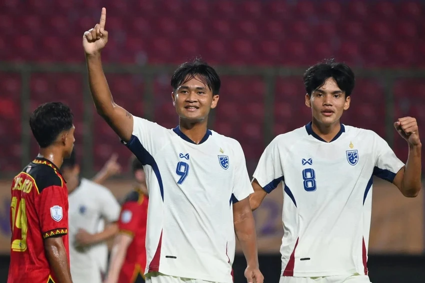 nu-chu-tich-xinh-dep-choi-doc-va-dep-voi-u-22-thai-lan (2).jpg