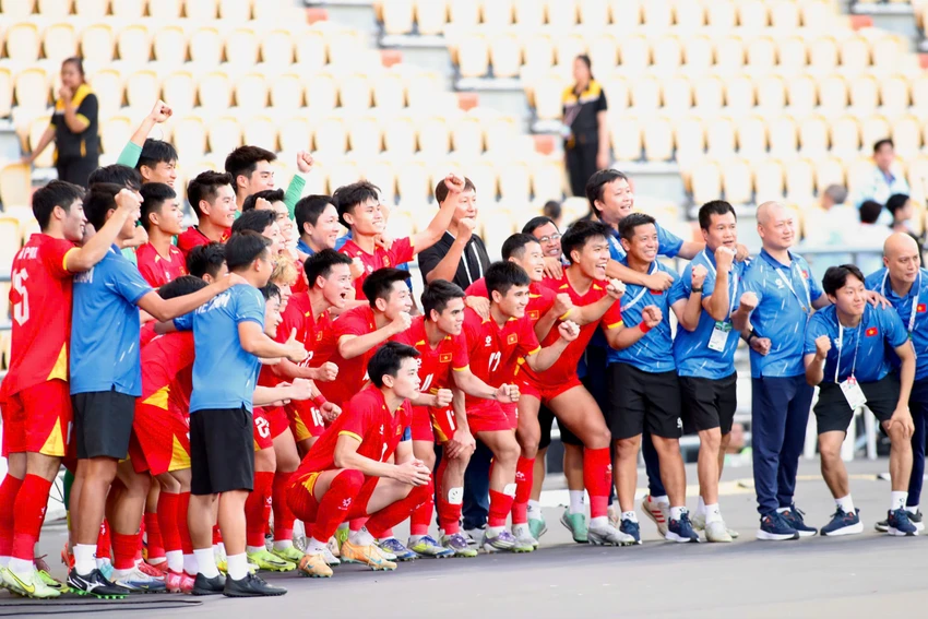 thu-tuong-chinh-phu-tang-bang-khen-cho-hlv-kim-sang-sik-va-cac-cong-su (3).jpg